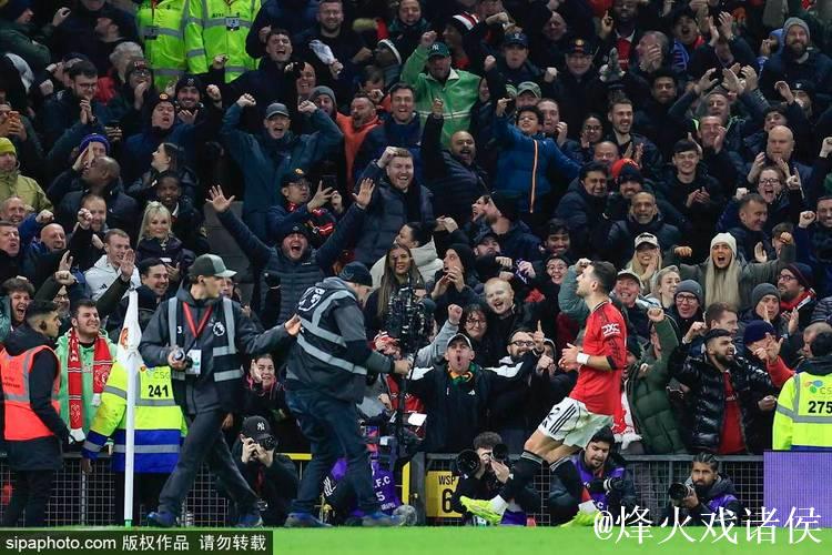 梅努哥哥乔丹身穿“放梅努离队”T恤现身老特拉福德观战